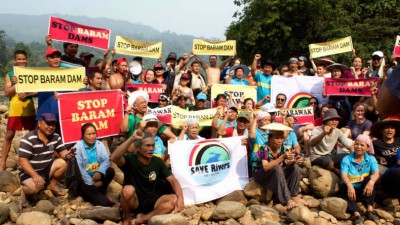 Anti dam proestors